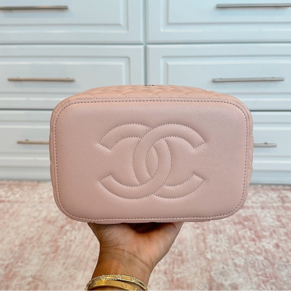 CHANEL Pink Quilted Vanity Case with Silver CC Logo - Picture 3 of 3